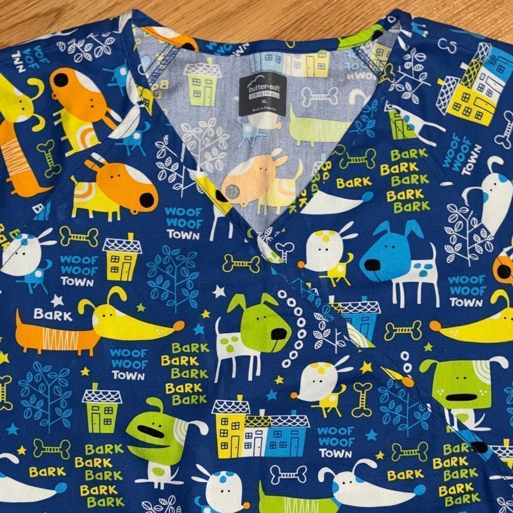 BUTTER - SOFT DOG PRINT SCRUB TOP - Picture 2 of 4